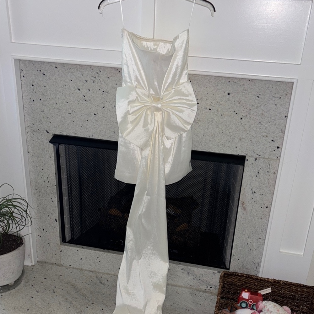 Elegant White Strapless Dress